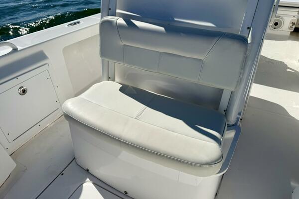2020 Everglades 243 CC - Foredeck Seating 