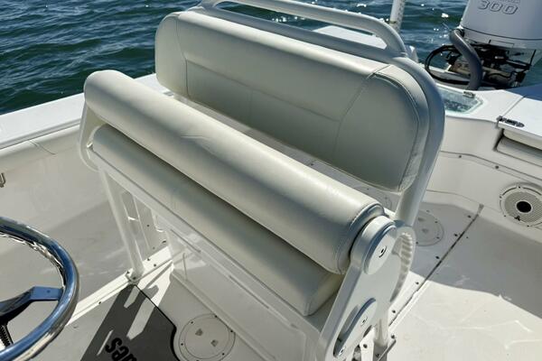 2020 Everglades 243 CC - Helm