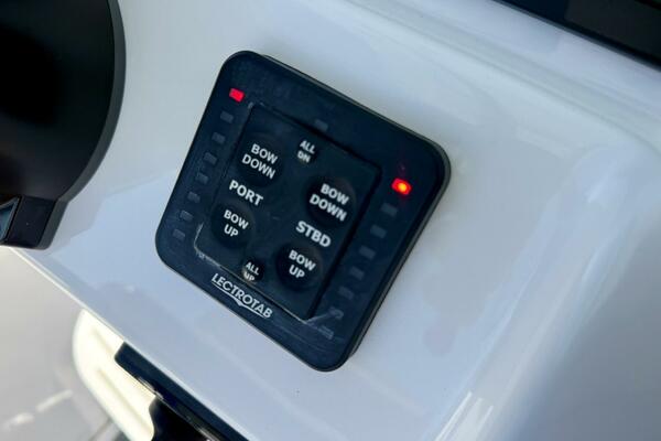 2020 Everglades 243 CC - Helm/Electronics 