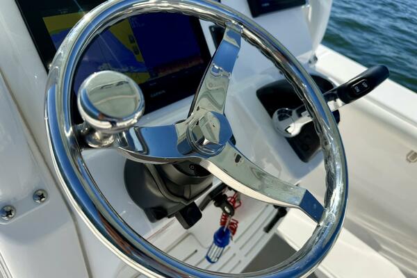 2020 Everglades 243 CC - Helm/Electronics 