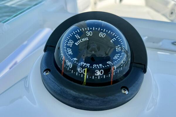 2020 Everglades 243 CC - Helm/Electronics 