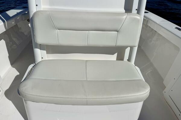 2020 Everglades 243 CC - Foredeck Seating 