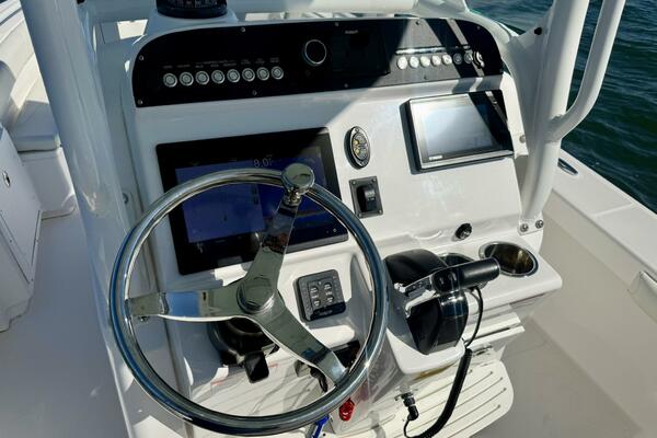 2020 Everglades 243 CC - Helm/Electronics 