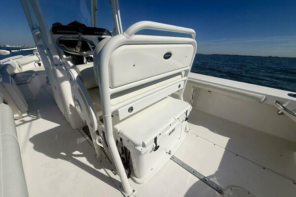 2020 Everglades 243 CC - Helm