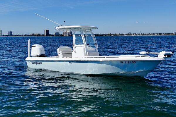 2020 Everglades 243 CC - Profile 