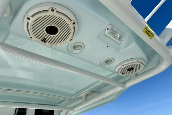 2020 Everglades 243 CC - Helm/Electronics 