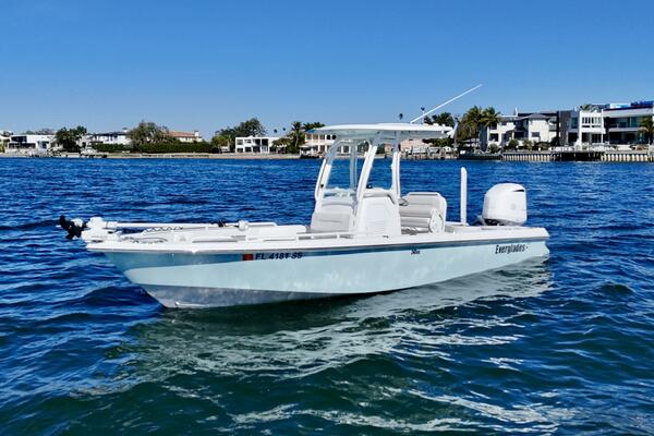 2020 Everglades 243 CC - Profile