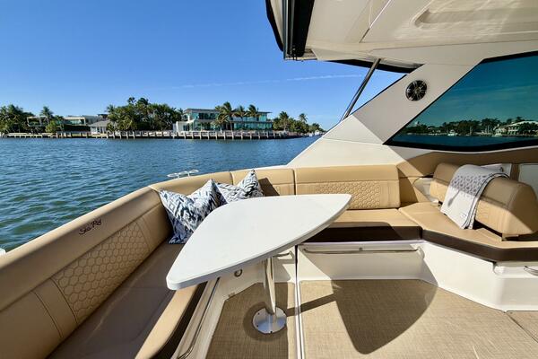 Sea Ray 32 - Cockpit