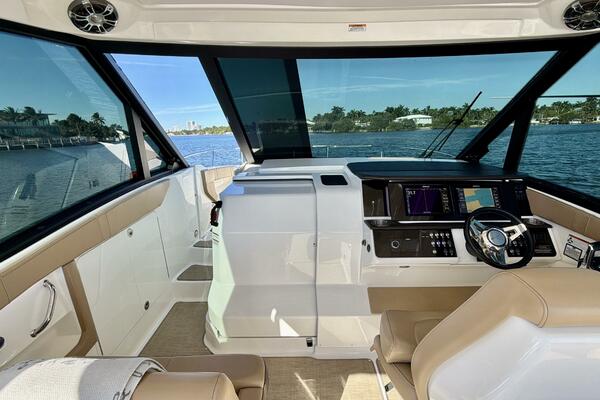 Sea Ray 32 - Helm