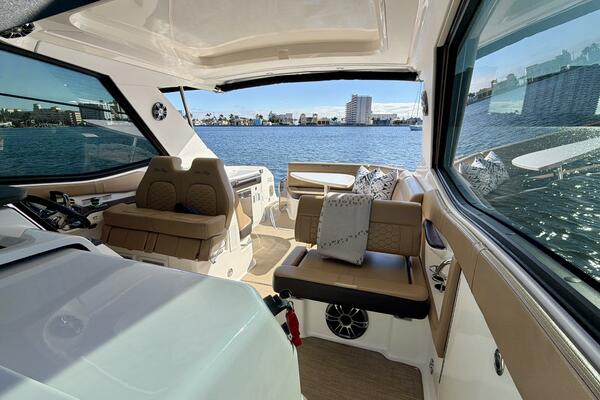 Sea Ray 32 - Helm