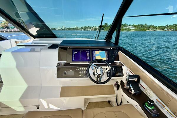 Sea Ray 32 - Helm