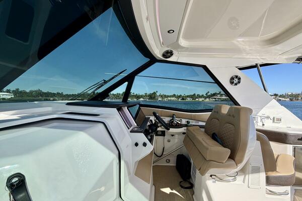 Sea Ray 32 - Helm