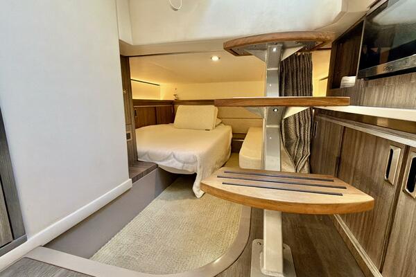 Sea Ray 32 - Stateroom