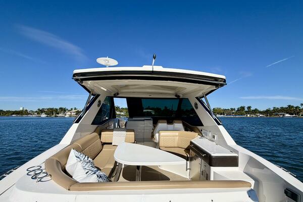 Sea Ray 32 - Cockpit