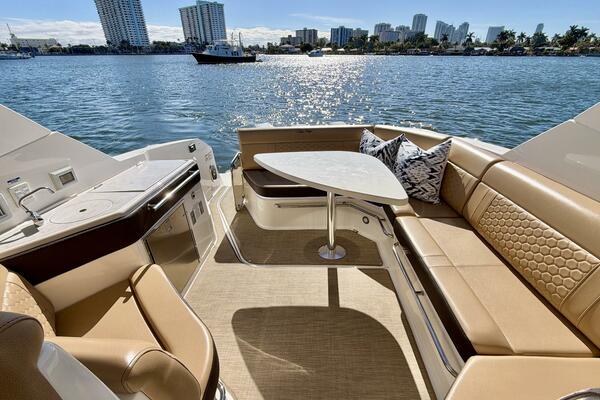 Sea Ray 32 - Cockpit