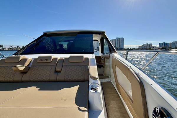 Sea Ray 32 - Bow