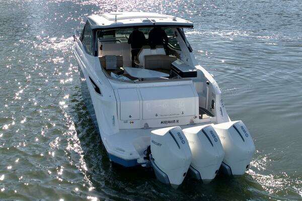 Photo of the 2022 Sea Ray Sundancer 320