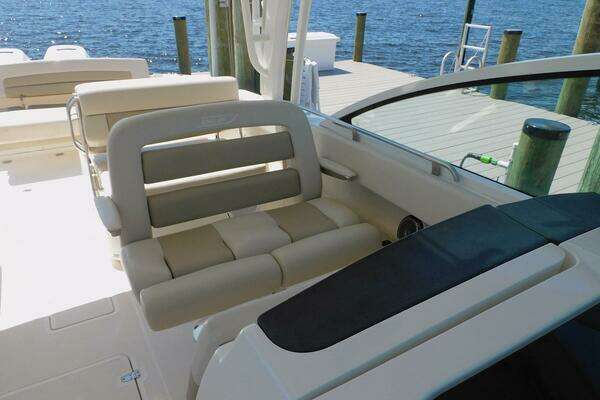 Boston Whaler 320 Vantage Yacht For Sale