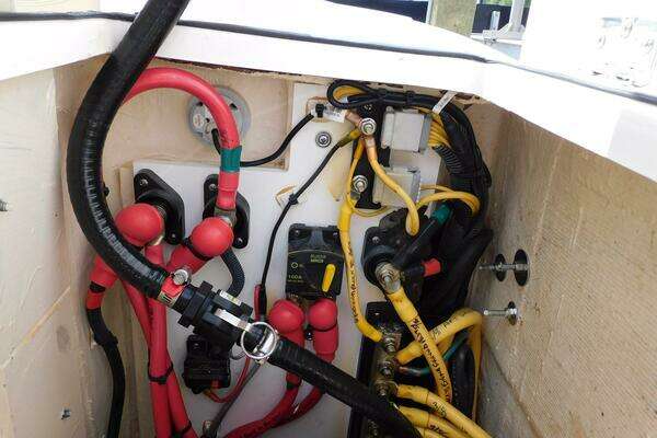 Boston Whaler 320 Vantage Yacht For Sale