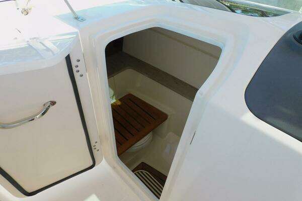 Boston Whaler 320 Vantage Yacht For Sale