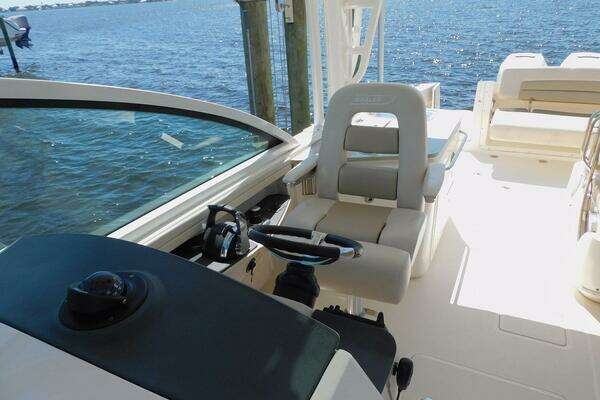 Boston Whaler 320 Vantage Yacht For Sale