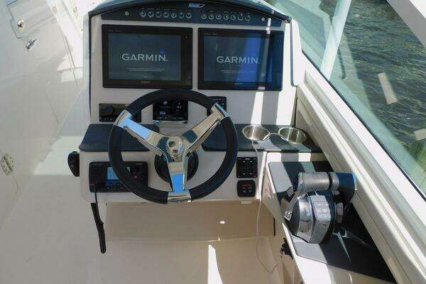 Boston Whaler 320 Vantage Yacht For Sale