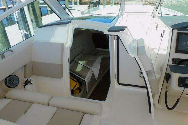 Boston Whaler 320 Vantage Yacht For Sale
