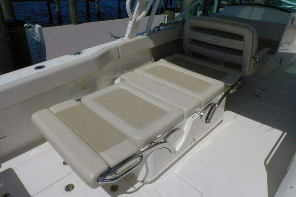 Boston Whaler 320 Vantage Yacht For Sale