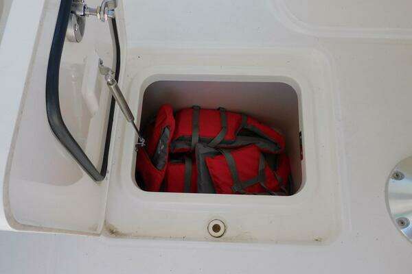 Boston Whaler 320 Vantage Yacht For Sale