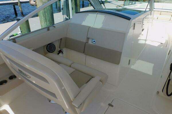 Boston Whaler 320 Vantage Yacht For Sale