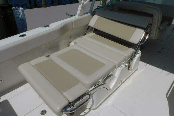 Boston Whaler 320 Vantage Yacht For Sale