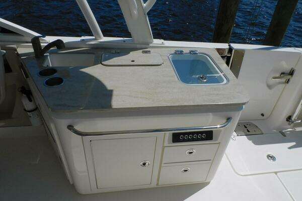Boston Whaler 320 Vantage Yacht For Sale