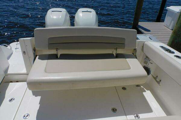 Boston Whaler 320 Vantage Yacht For Sale