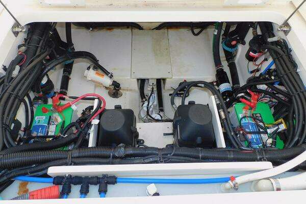 Boston Whaler 320 Vantage Yacht For Sale