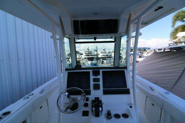 2015 Boston Whaler 32