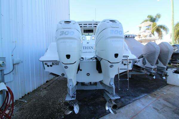 2015 Boston Whaler 32