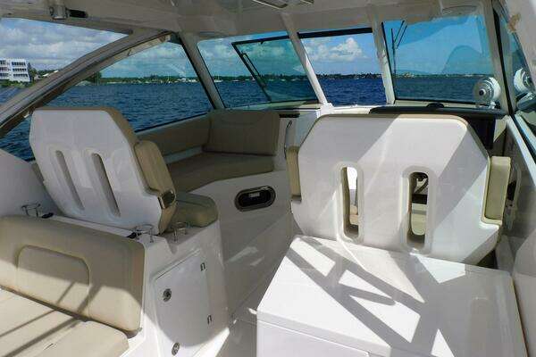 Pursuit 325 Dual Console Yacht For Sale