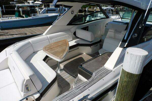 Sea Ray Sundancer 320 Yacht For Sale