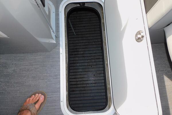 TERI S TOY 27ft Aqua Patio Yacht For Sale