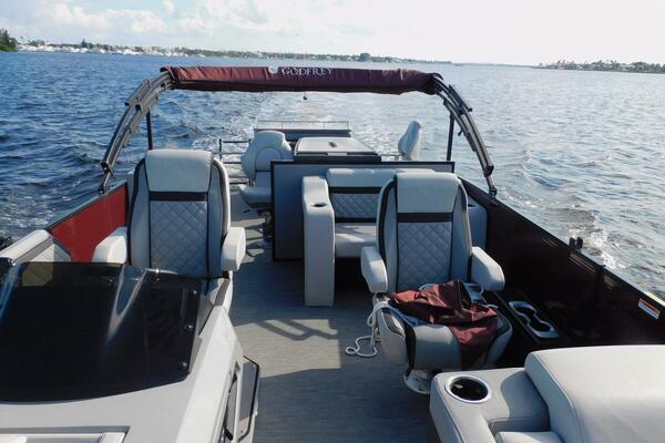 TERI S TOY 27ft Aqua Patio Yacht For Sale