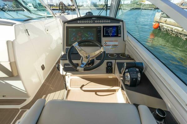 2017 Boston Whaler 320 Vantage Sutra
