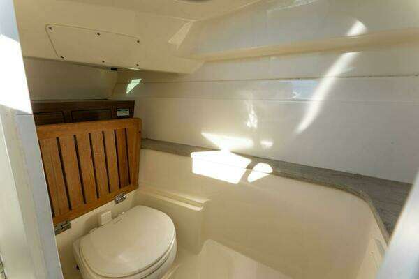 Boston Whaler 320 Vantage Yacht For Sale