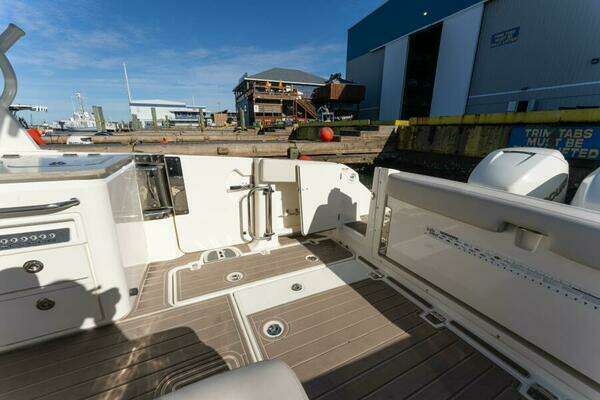 Boston Whaler 320 Vantage Yacht For Sale