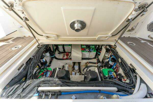 Boston Whaler 320 Vantage Yacht For Sale