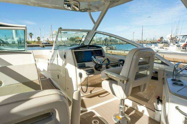 Boston Whaler 320 Vantage Yacht For Sale