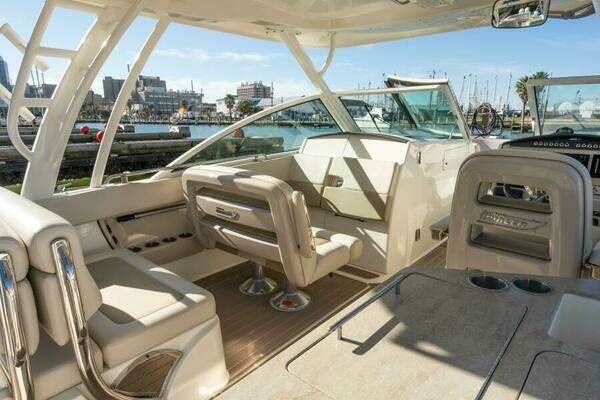 Boston Whaler 320 Vantage Yacht For Sale