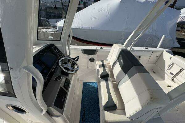 Photo of the 2020 Robalo R272