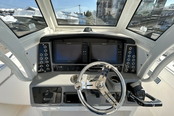 Photo of the 2020 Robalo R272