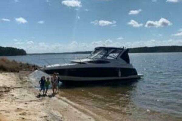 Photo of the 2006 Regal 3060 Window Express