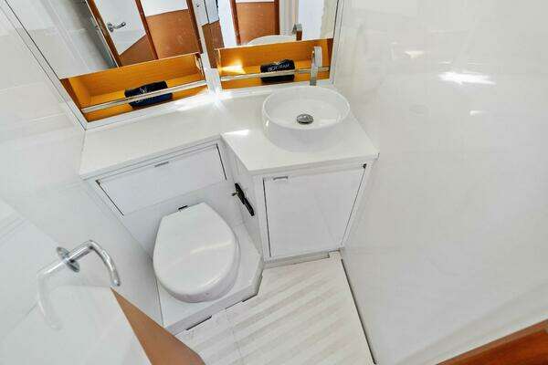 Bertram 35 Flybridge Yacht For Sale